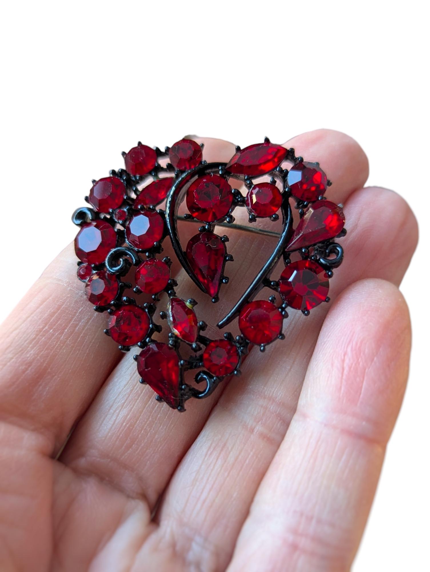 最新デザインの LISNER Vintage Japanned Brooch Heart Crystal Rhinestone RED アイドル