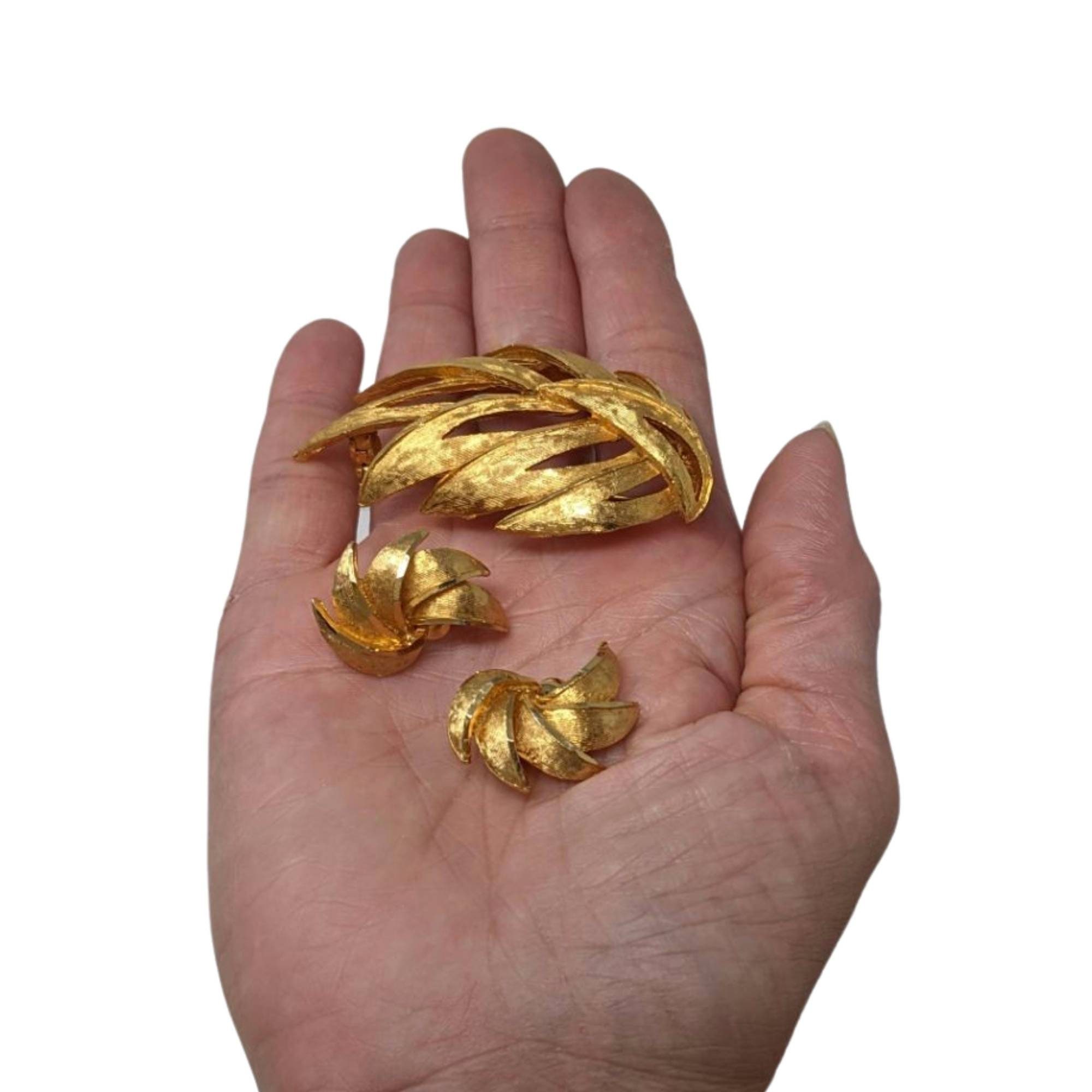 Vintage CORO PEGASUS Gold Plate Leaf Brooch Earring Set - Etsy Canada