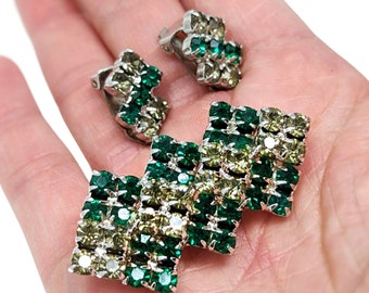 Art Deco Emerald Green Rhinestone Brooch Earring Set: Rhodium Plated Parure