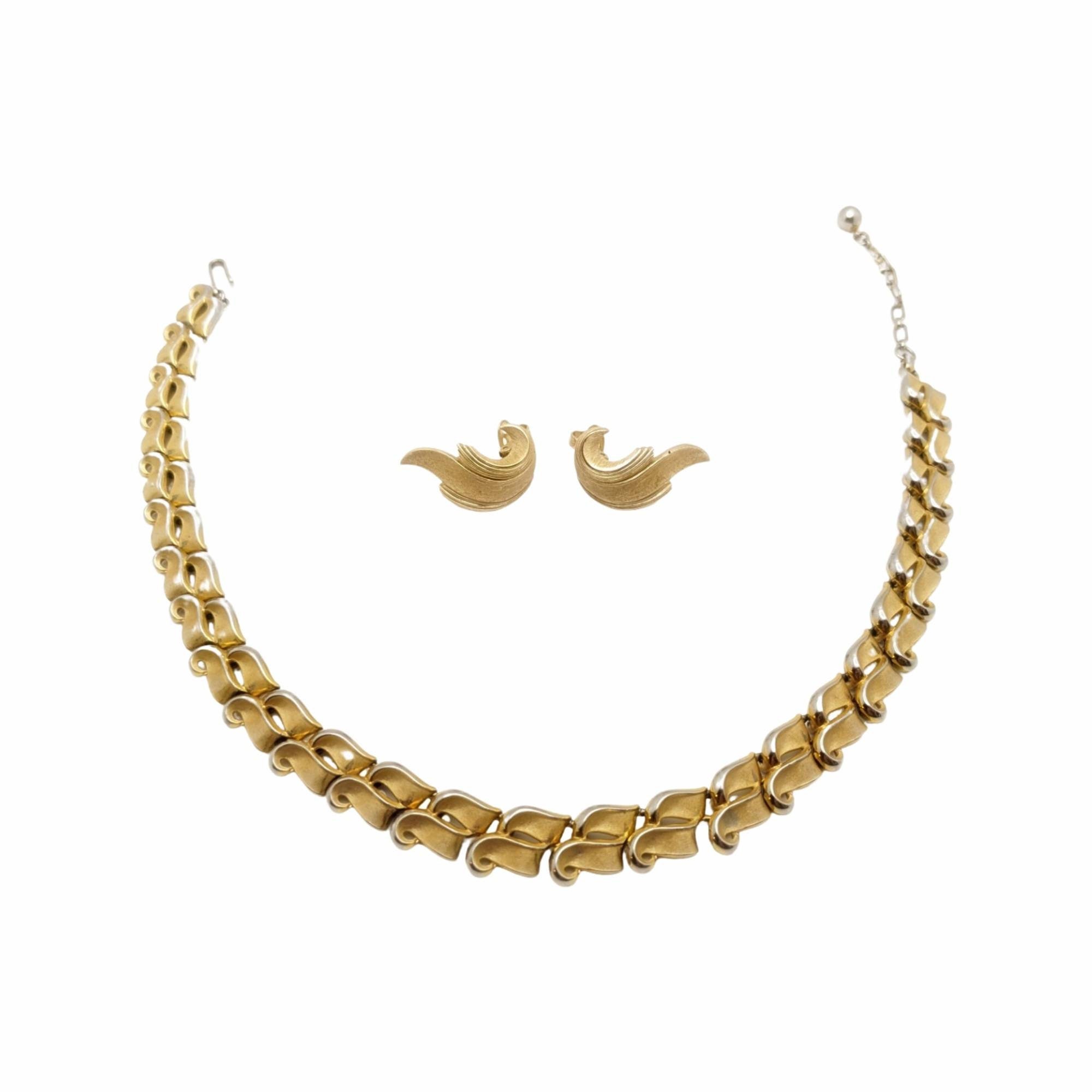 Vintage - TRIFARI / CROWN TRIFARI Gold Link Choker Necklace