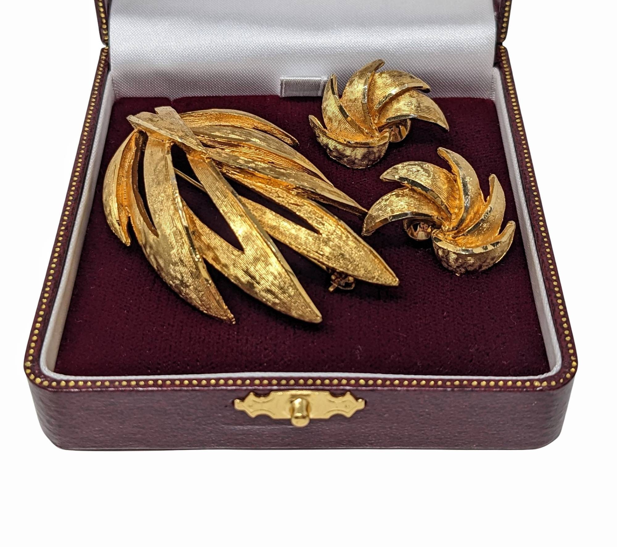 Vintage CORO PEGASUS Gold Plate Leaf Brooch Earring Set - Etsy Canada