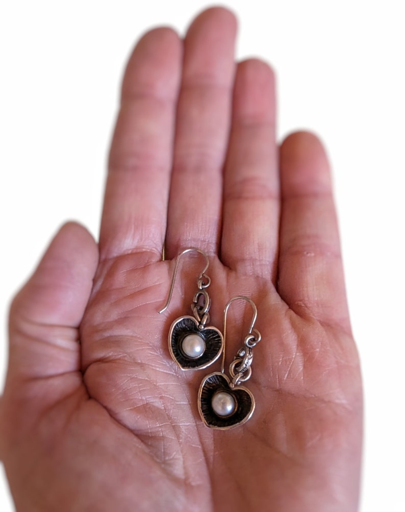 Pendientes de plata de ley colgantes con forma de corazón de perlas de agua dulce ISRAEL 925 firmados artesanalmente Gancho perforado Sello de diseñador Pátina de óxido negro imagen 6