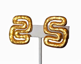 80s Modernist Hammered Brushed Gold Tone Abstract Clip-On Statement Earrings - Unsigned Designer High-End Costume Jewelry