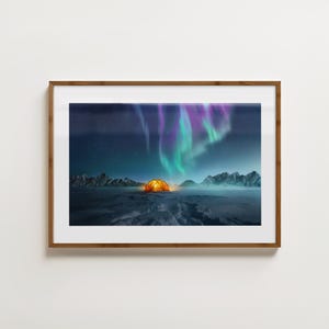 Aurora Borealis Giclée Druck – Nordlichter Zelt, Wandbild, Verschneite Berge, Poster Winter, Camping Dekor, Nachthimmel Fotografie