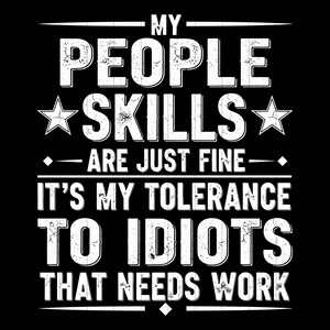 以下が含まれることがあります： 「MY PEOPLE SKILLS ARE JUST FINE - IT'S MY TOLERANCE TO IDIOTS THAT NEEDS WORK」と書かれた白い文字の黒いグラフィックデザイン。星とダイヤモンドのデザイン要素が含まれています。右上にはファイルタイプのアイコンがあります。