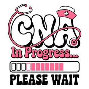 以下が含まれることがあります： 「CNA In Progress... PLEASE WAIT」のテキストが入った白黒グラフィック。ピンクの聴診器、十字架の付いた看護師の帽子、プログレスバーがレトロなスタイルでデザインされています。
