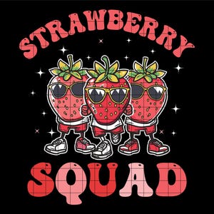 Könnte beinhalten: Grafikdesign mit drei anthropomorphen Erdbeeren, die Sonnenbrillen, Shorts und Turnschuhe tragen. Der Text "STRAWBERRY SQUAD" wird in einer Retro-Schriftart angezeigt. Der Hintergrund ist schwarz mit weißen Sternakzenten.