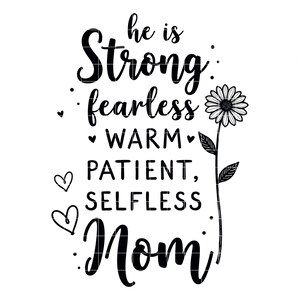 Może przedstawiać: Czarno-biały projekt graficzny z elementem kwiatowym. Tekst brzmi "On jest silny, nieustraszony, CIEPŁY, WYTRWAŁY, SAMOODDAŃCZY, Mama."