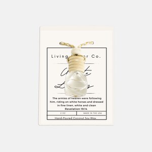 Può includere: Profumatore per auto White Linen con tappo in legno e una corda per appenderlo. L'etichetta recita "Living  er Co." e "The armies of heaven were following him, riding on white horses and dressed in fine linen, white and clean Revelation 19:14". L'etichetta riporta anche "2 OZ" e "Made in the USA".