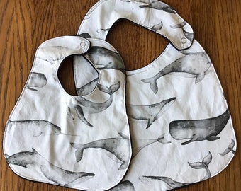Bavaglino per neonato/bambino Minky con balena grigia e nera o bavaglino per neonati - Due taglie disponibili