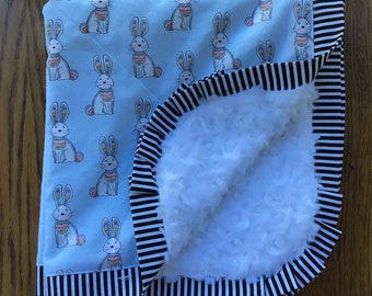 Couverture de lapin bleu plus petite couverture Minky - peut être personnalisée