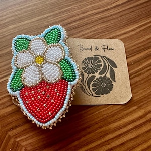 Pinza para el cabello con bayas y flores hechas a mano / Trabajo artesanal con cuentas / Accesorio para el cabello