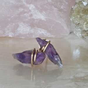 Rohe Amethyst Kristall Ohrstecker, natürliche Amethyst Ohrringe, kleine rohe lila Stein Ohrringe, lila Ohrstecker