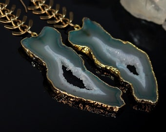 Orecchini a fetta di geode di agata verde, orecchini pendenti a catena in oro stile lisca di pesce lungo, orecchini di cristallo, orecchini Druzy