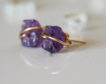 Rohe Amethyst Ohrringe, zierliche Amethyst Ohrringe, Februar Geburtsstein, Minimalistische Ohrringe, Ohrstecker