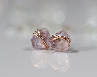 Orecchini in ametista rosa grezza, borchie minimaliste, cristalli rosa, pietra portafortuna di febbraio, regalo di compleanno, riempiti d'oro, argento sterling