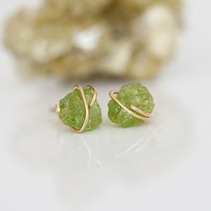 Rohe Peridot Ohrstecker, grüne Ohrstecker, rohe Edelstein Ohrstecker, August Geburtsstein, Geburtsstein Schmuck, Geschenk für sie