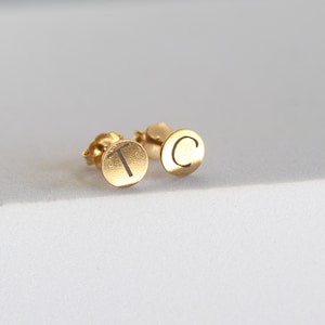 Pendientes con iniciales personalizados, chapados en oro de 14 k, con forma de disco grabado con láser, regalo personalizado para cumpleaños, Navidad y ocasiones especiales