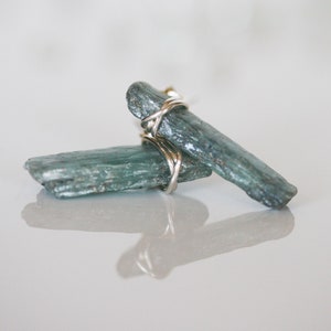 Kyanietoorbellen, blauwe kyanietoorbellen, kyanietkristallen oorbellen, ruwe kyanietstekers, kristallen oorbellen, blauwe kyaniet-stekers