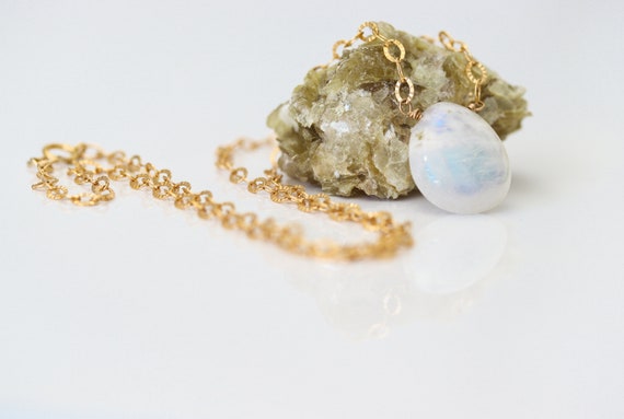Rainbow Moonstone Necklace, 14k Gold Filled Chain, Heart Shaped Stone, Moonstone Pendant, Glowing Gemstone Necklace, Gift for Her
