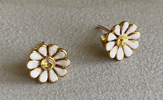 10k solid gold daisy flower vintage enamel earrin… - image 1