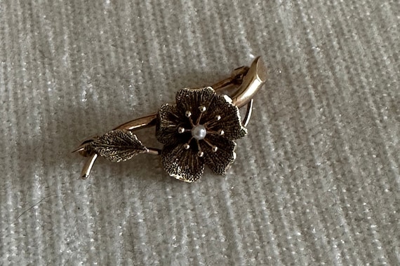 9k Solid Yellow Gold Vintage Flower Brooch / Pin … - image 1