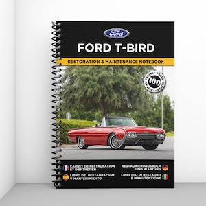 Op de afbeelding: Een spiraalgebonden notitieboek met een rode Ford Thunderbird op de omslag. Het notitieboek is getiteld "Ford T-Bird Restoration & Maintenance Notebook" en heeft een sticker met "100 Pages" op de omslag. Het notitieboek is verkrijgbaar in het Frans, Duits, Spaans en Italiaans.