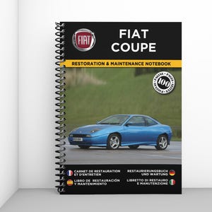 Peut inclure: Un cahier à spirales avec une Fiat Coupé bleue sur la couverture. Le cahier est intitulé "FIAT COUPE RESTAURATION & MAINTENANCE NOTEBOOK" et comprend du texte en plusieurs langues. Le cahier contient 100 pages.