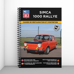 Può includere: Un libro a spirale con il titolo "SIMCA 1000 RALLYE" sulla copertina. La copertina presenta un'auto arancione con cofano nero. Il libro include il testo "TACCUINO DI RESTAURO E MANUTENZIONE".