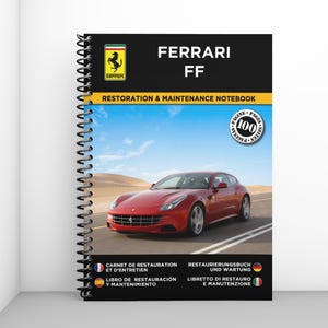 Può includere: Un quaderno a spirale con una Ferrari FF rossa sulla copertina. Il titolo del quaderno è "FERRARI FF RESTORATION & MAINTENANCE NOTEBOOK". Presenta il logo Ferrari e un badge da 100 pagine. Il testo sul restauro e la manutenzione è in più lingue.