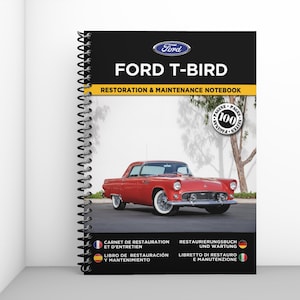Op de afbeelding: Een rode Ford Thunderbird oldtimer met een wit interieur. De auto staat geparkeerd op een geasfalteerde weg met bomen op de achtergrond. De omslag van een spiraalgebonden notitieboek is zichtbaar met de titel "Ford T-Bird Restoration & Maintenance Notebook" en de tekst "100 Pages".