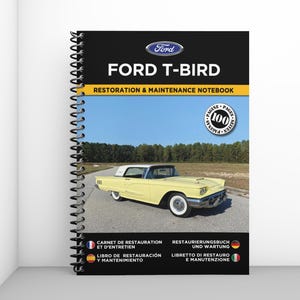Op de afbeelding: Een spiraalgebonden notitieboek met een gele Ford Thunderbird op de omslag. Het notitieboek is getiteld "Ford T-Bird Restoration & Maintenance Notebook" en heeft een zwart-witte cirkel met het nummer 100 erin. Het notitieboek is verkrijgbaar in het Frans, Duits, Spaans en Italiaans.