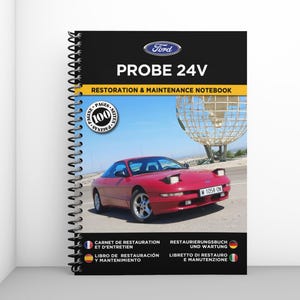 Op de afbeelding: Een rode Ford Probe 24V auto met een zwart spiraalgebonden notitieboek. De omslag van het notitieboek heeft het Ford-logo, het automodel en de tekst "Restauratie & Onderhoudsboek". Het notitieboek heeft een zwart-witte sticker met de tekst "100 Pagina's".