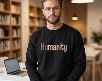 Humanityのスクリプトロゴ入りスウェットシャツ｜ミニマルなタイポグラフィ、柔らかなニュートラルカラー