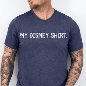 Puede incluir: Camiseta azul marino con cuello en V con el texto blanco "MY DISNEY SHIRT.". La camiseta est&aacute; hecha de un material suave. Una camiseta informal para los fans de Disney.