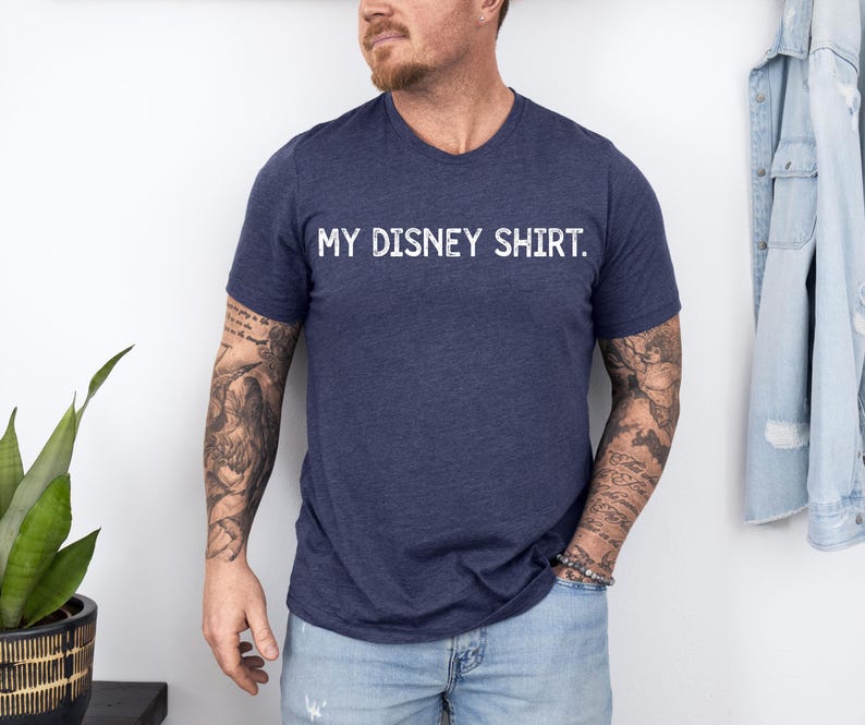 Puede incluir: Camiseta azul marino con cuello en V con el texto blanco "MY DISNEY SHIRT.". La camiseta est&aacute; hecha de un material suave. Una camiseta informal para los fans de Disney.