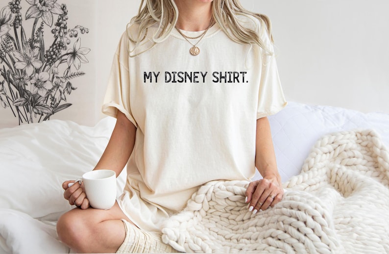 Puede incluir: Un letrero de madera r&uacute;stica con el texto "Welcome to our home" en letras blancas. El letrero presenta un acabado envejecido y un dise&ntilde;o simple y acogedor, perfecto para la decoraci&oacute;n de la puerta principal.