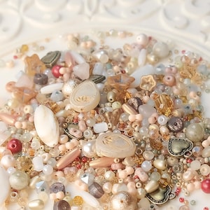 Może przedstawiać: Rustykalny drewniany szyld z napisem "Welcome to our home" w białych literach. Szyld ma postarzaną powierzchnię i prosty, zachęcający design, idealny na ganek lub do wejścia.