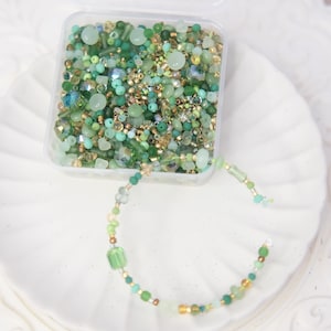 100g Beads Soup Box! Aggiornamento 11/01 Disponibile in una varietà di combinazioni di colori, un colore, una scatola, fino a esaurimento scorte. Perline di vetro/perline di semi