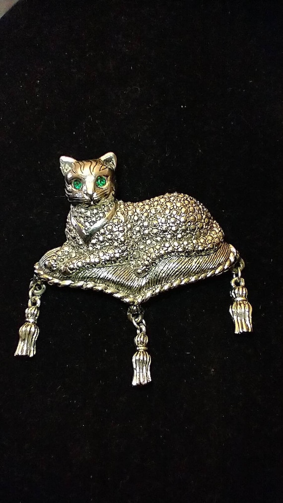 AVON Vintage Brooch Regal Cat on Pillow cushion Fa