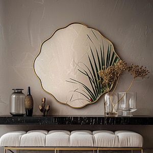 Elegant väggspegel med unik vågig ram och moderna guldfärgade accenter för vardagsrum, entré eller sovrum