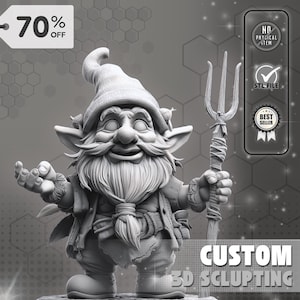 Może przedstawiać: Szara rzeźba 3D gnoma trzymającego widły. Gnom ma długą brodę, kapelusz i nosi płaszcz i buty. Obraz zawiera tekst "CUSTOM 3D SCULPTING" i baner "70% OFF".