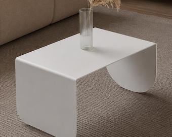 Mesa lateral branca moderna, mesa de apoio minimalista, mesa de metal com detalhes decorativos, mesa de sofá contemporânea, decoração escandinava.