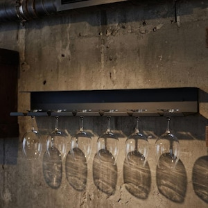 Botellero de pared para copas de vino – Estante de metal negro para bar – Soporte moderno de 2 niveles para vino – 47–69 cm (18,5–27,2") de ancho – Decoración para bar en casa