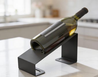 Minimalist Black Metal Wine Bottle Holder – Modern Single Bottle Display Stand for Tabletop or Bar – Unique Wine Gift or Home Decor Accent