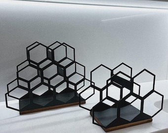 Geometric Wine Holder with Wooden Base – Black Metal Wine Rack for Kitchen, Dining Room or Bar – Stylish Modern Wine Storage Shelf