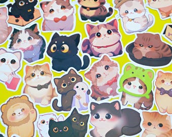 Puede incluir: Una colección de pegatinas de gatos coloridos en varias poses y diseños. Las pegatinas presentan gatos de dibujos animados con diferentes expresiones, usando pajaritas, sombreros y disfraces. El fondo es de color amarillo brillante.