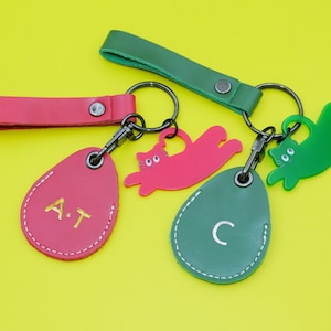 Gepersonaliseerde schattige leren kattenriem AirTag-houder, leren sleutelhanger, kerstsleutelhanger, leren AirTag-hoesje