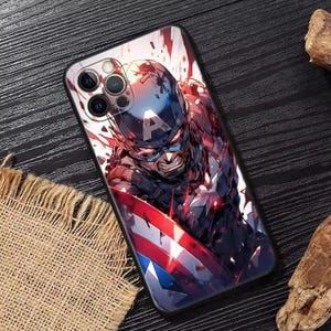 Op de afbeelding: Een telefoonhoesje met een afbeelding van Captain America in een dynamische, actiegerichte pose. Het ontwerp bevat het iconische schild van het personage met rode, witte en blauwe kleuren. De hoes heeft een glanzende afwerking en is ontworpen voor een smartphone.