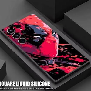 Può includere: Custodia per telefono nera con una vivace illustrazione di Deadpool in rosso e nero. Realizzata in silicone liquido quadrato, è una cover originale antiurto per telefoni Samsung. Bordo nero, finitura lucida. Il testo 'SQUARE LIQUID SILICONE' è visibile.